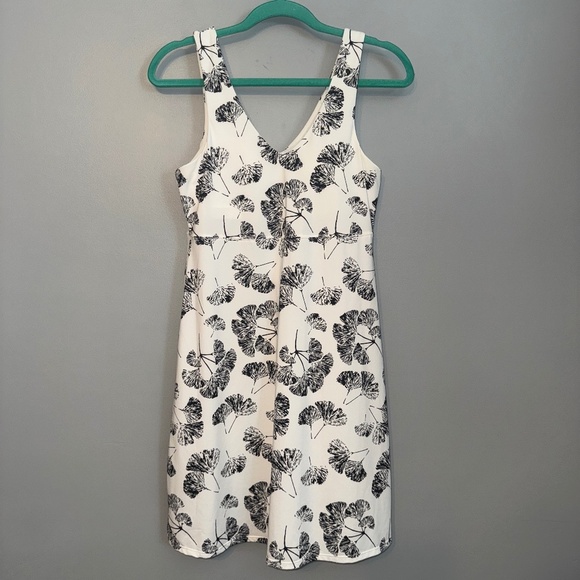 🐼EUC - CARVE DESIGNS BLACK & WHITE FLORAL PRINT DRESS - Picture 3 of 11